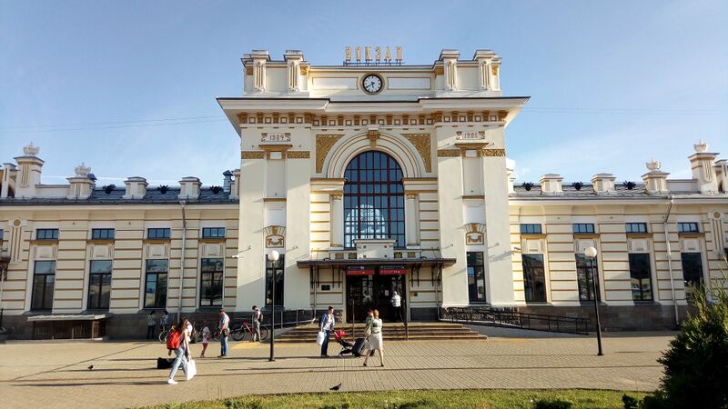 ملف:Центральная часть вокзала (Рыбинск).jpg