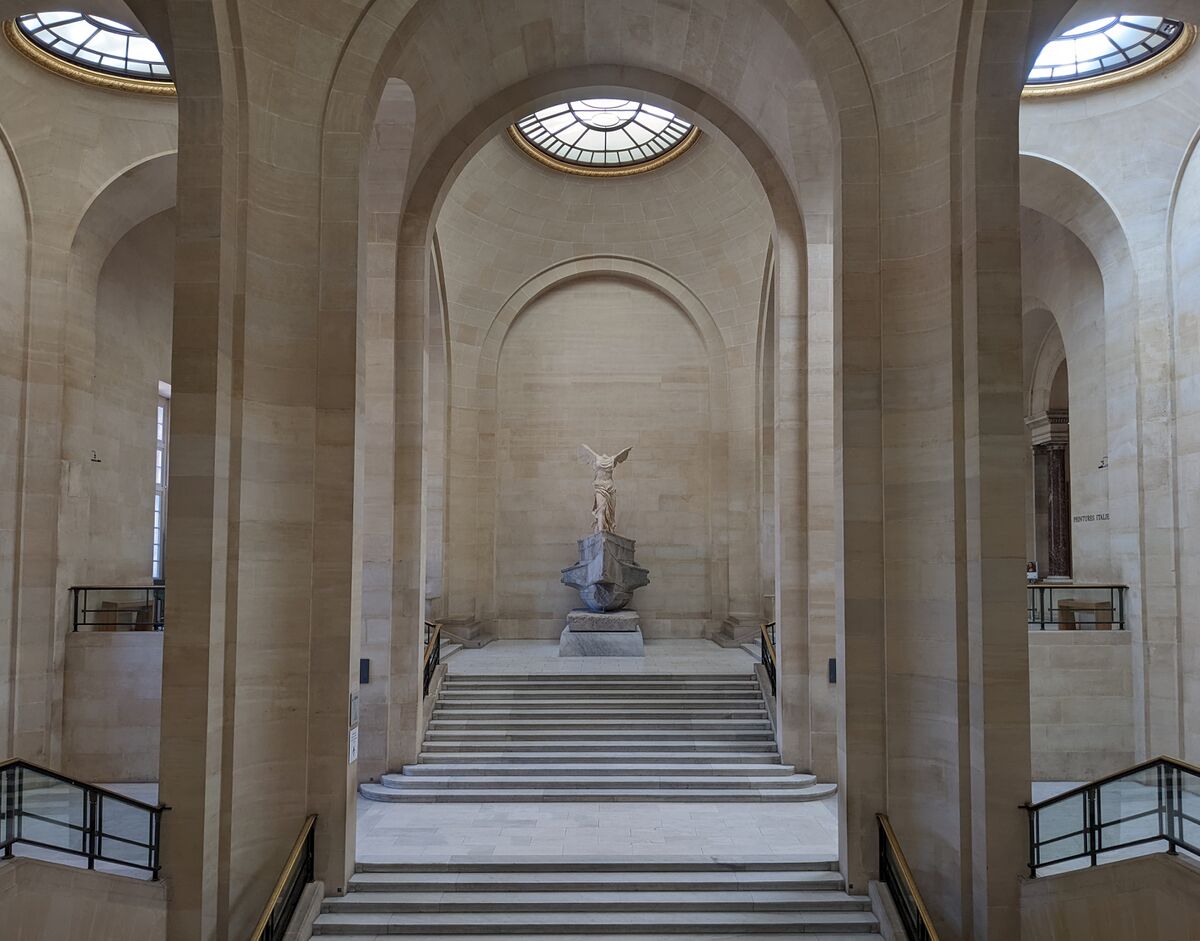 ملفEscalier Daru, palier Victoire de Samothrace Musée du Louvre.jpg