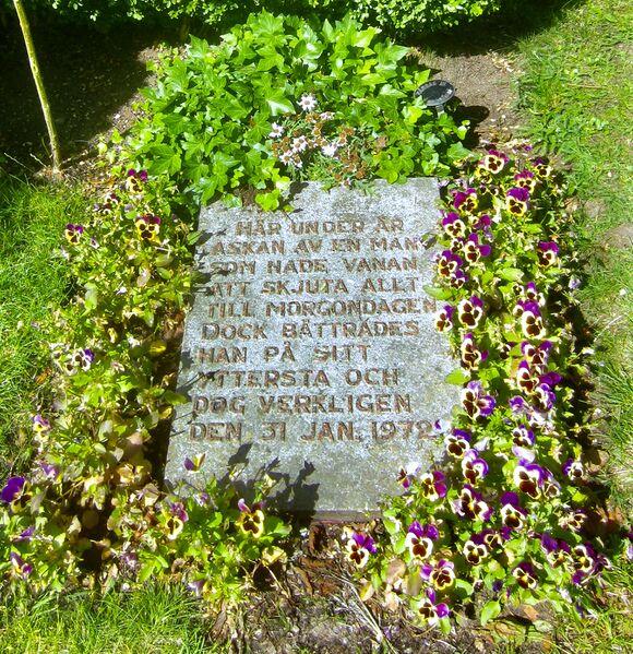 ملف:Fritiof Nilsson Piratens gravsten.jpg