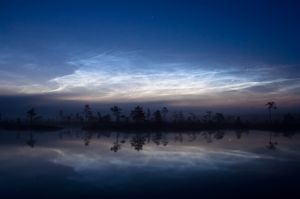 سحب ليلية مضيئة فوق مستنقع كورسياسو، ڤيليانديما، إستونيا
