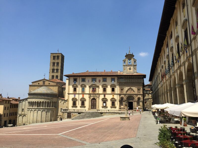 ملف:Piazza Grande, Arezzo.JPG