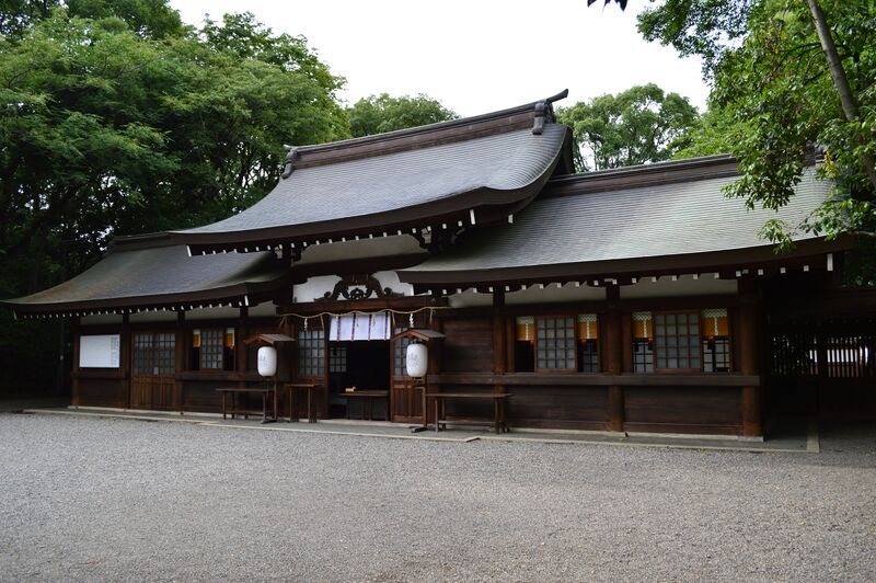 ملف:Takakuramusubimiko-jinja haiden.JPG