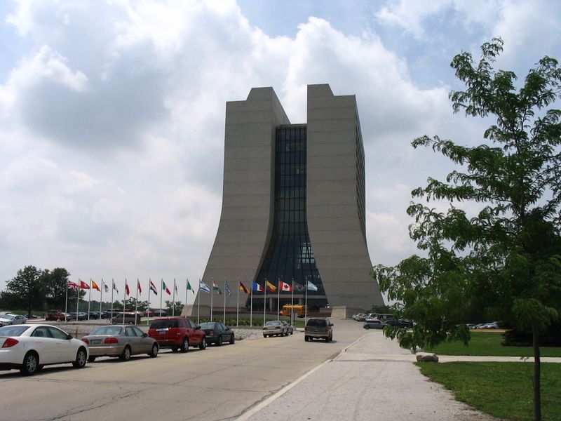 ملف:Fermilab WilsonHall.JPG