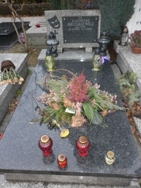 ملف:Kazimierz Brusikiewicz grób.jpg