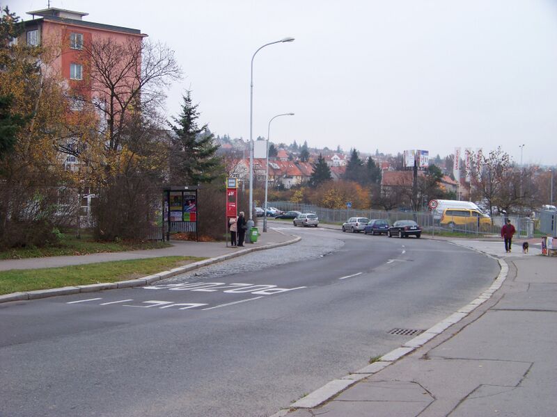 ملف:Na Chodovci, zastávka Spořilov.jpg