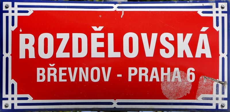 ملف:Rozdělovská street, sign, Praha.jpg