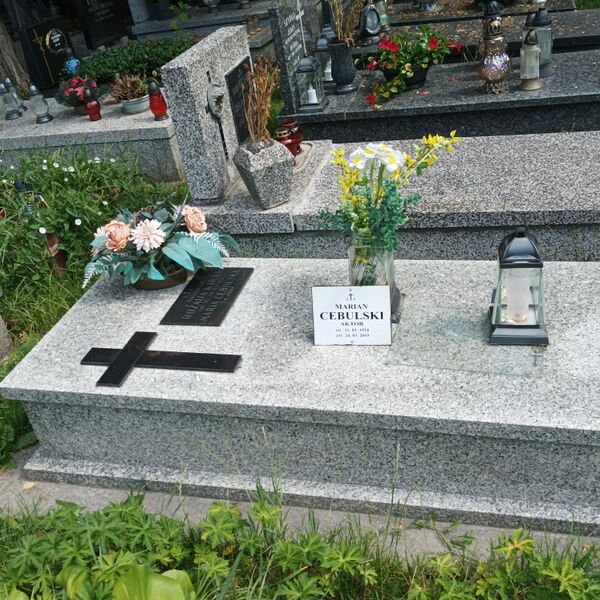 ملف:Grób Mariana Cebulskiego.jpg