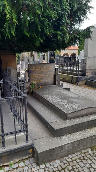 ملف:Hrobka Jiří Diviš, Vyšehrad.jpg