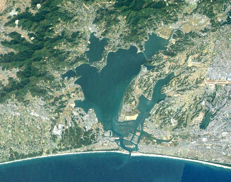 ملف:Lake hamana landsat.jpg