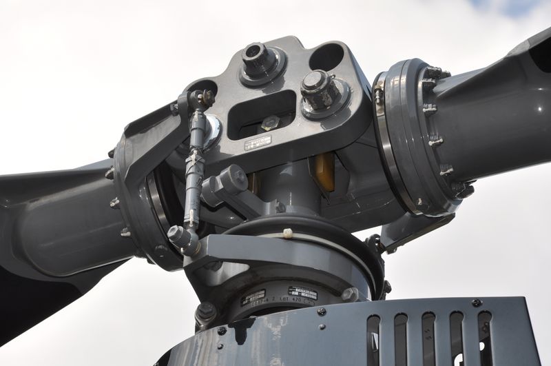 ملف:R44 rotorhub.jpg