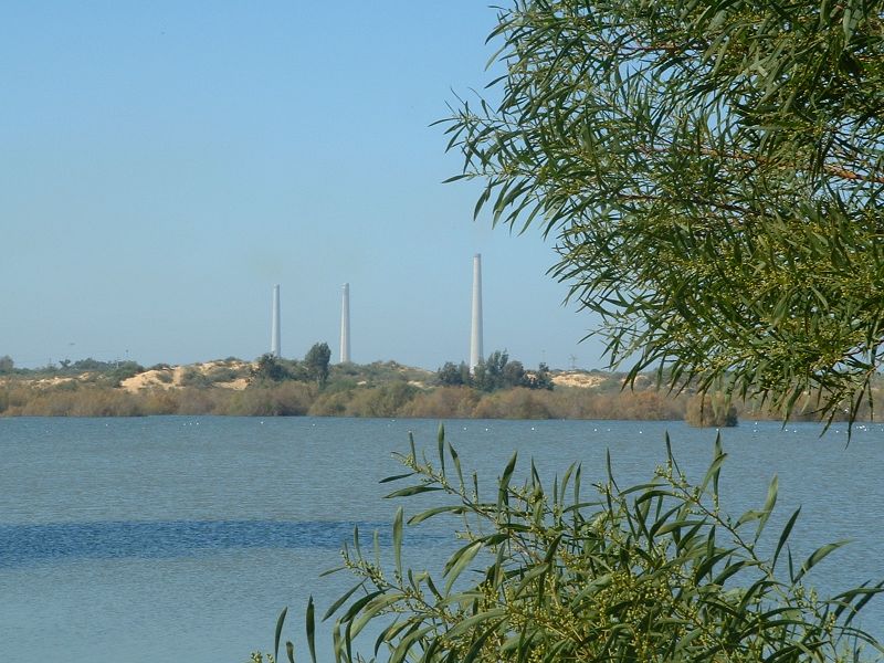 ملف:Nahalei Menashe Water Project reservoir overlooking Orot Rabin Power station 01.jpg