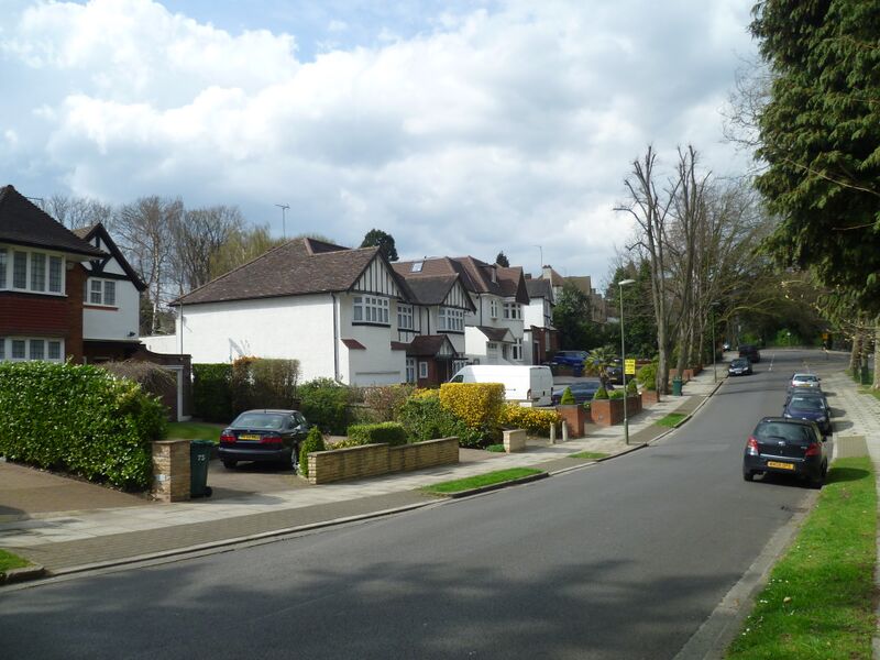 ملف:Oakleigh Avenue, Oakleigh Park.JPG