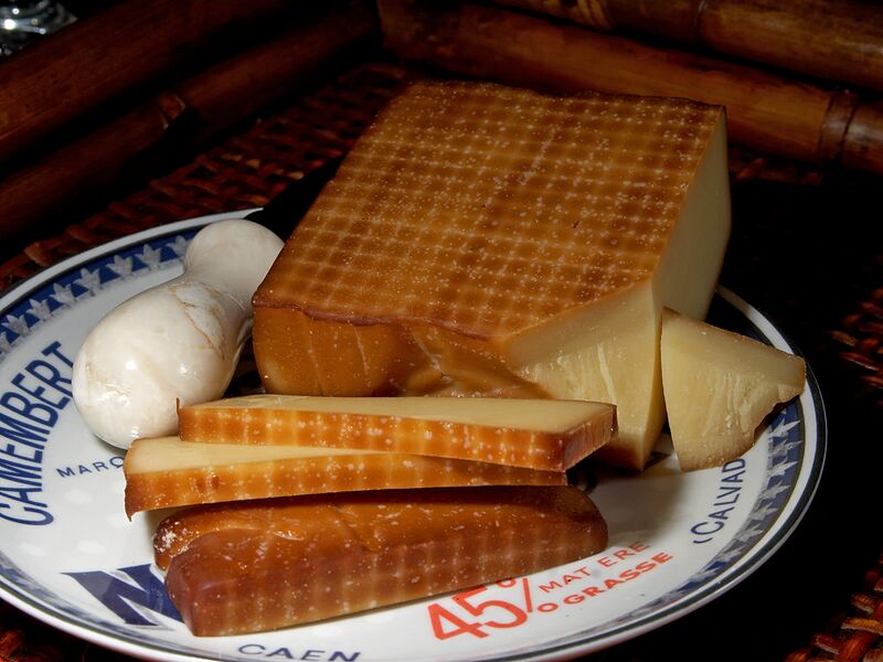ملف:Smoked Gruyère cheese.jpg