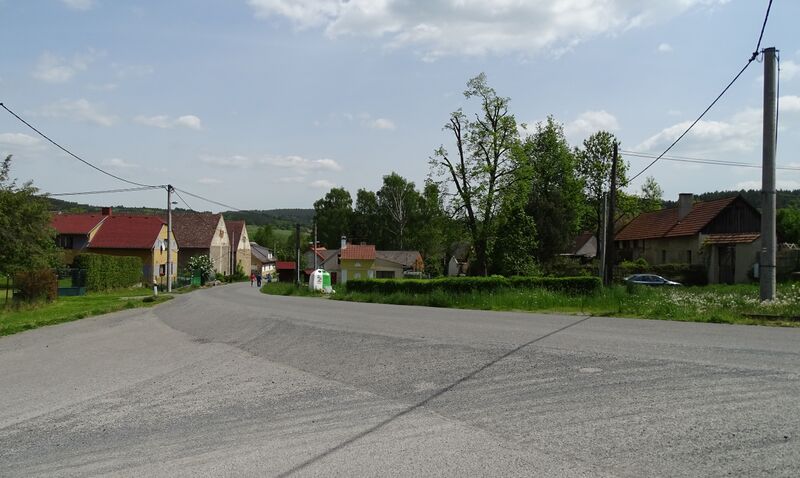 ملف:Strážovice (Křečovice), náves.jpg