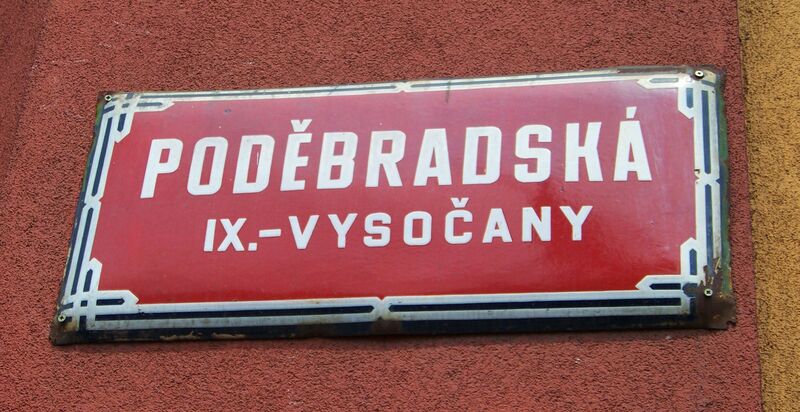 ملف:Vysočany, Poděbradská, název ulice.jpg