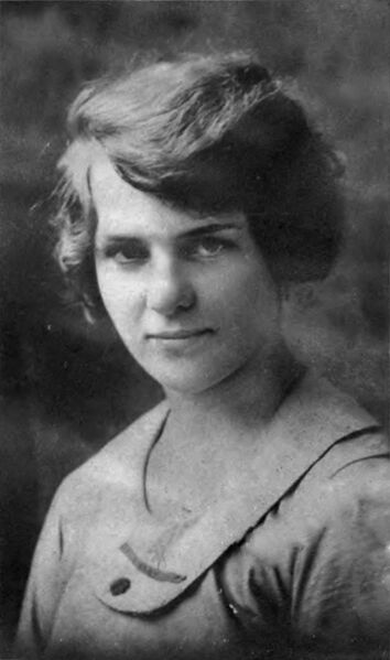 ملف:Blythe Daly - White.jpg