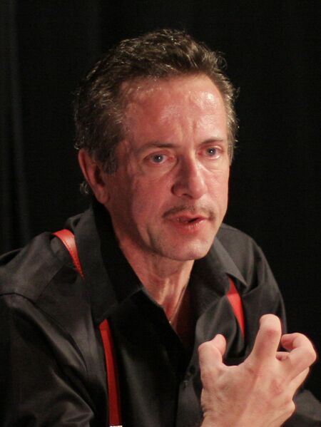ملف:CliveBarker (cropped2).jpg