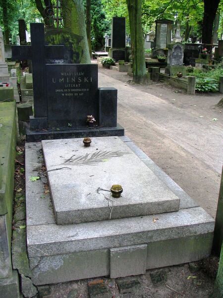 ملف:Nagrobek wladyslaw uminiski.JPG