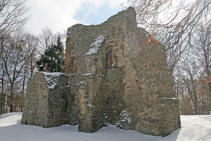 ملف:Svojšice - tvrz zezadu.jpg