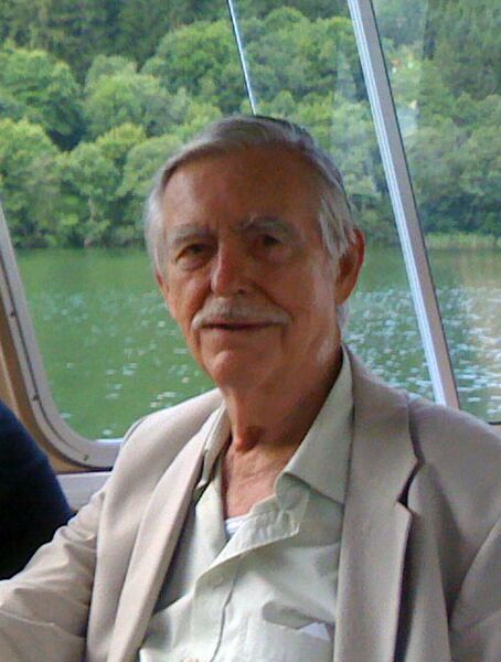 ملف:Arp&grandsons.2008 (cropped).jpg