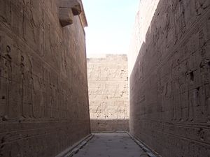 EdfuHorusTempleEgypt back 2007feb7-79 byDanielCsorfoly.JPG