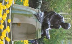 ملف:Gandhi statue, Tavistock Sq Gardens.jpg