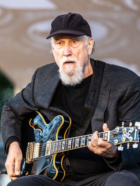 ملف:John Scofield (cropped)-8643.jpg