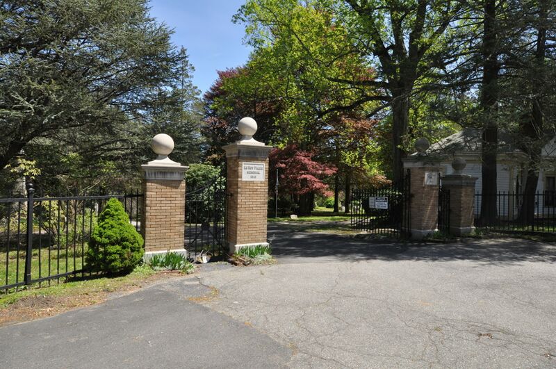 ملف:PawtucketRI RiversideCemetery Gate.jpg