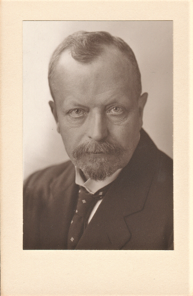 ملف:Carl Manchot (um 1890).tif