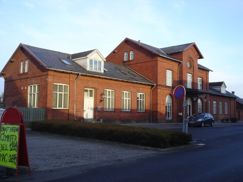 ملف:LøgstørStationVejsideSV.JPG