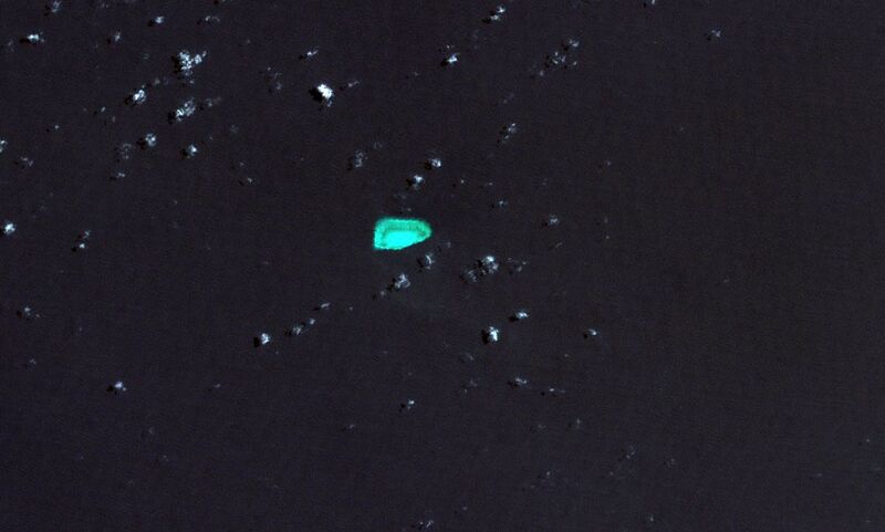 ملف:Louisa Reef LANDSAT 2000.jpg