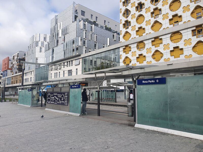 ملف:Tramway 3B Station RosaParks.jpg