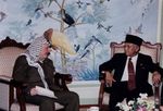 عرفات والرئيس الإندونيسي عبد الرحمن حبيبي، أبريل 1999.