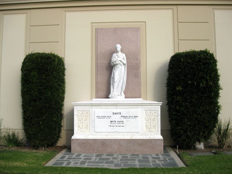 ملف:Bette Davis grave.JPG