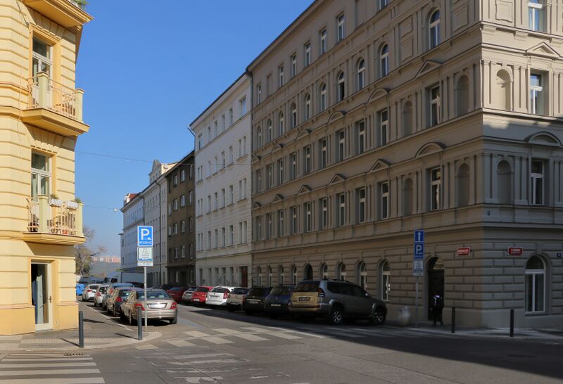 ملف:Kamenická street, intersection, Praha.jpg