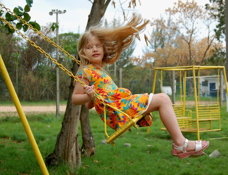 ملف:Little girl on swing.jpg