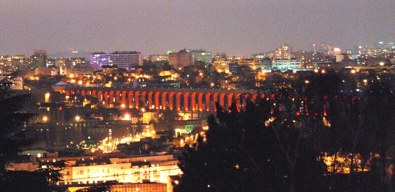 ملف:Aqueduc de nuit.JPG