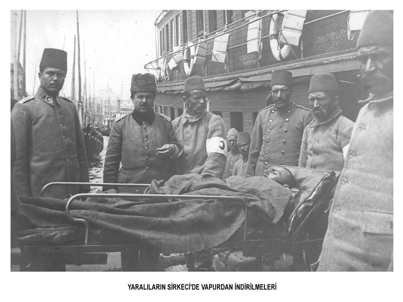 ملف:Transporting Ottoman injured at Sirkedji.jpg