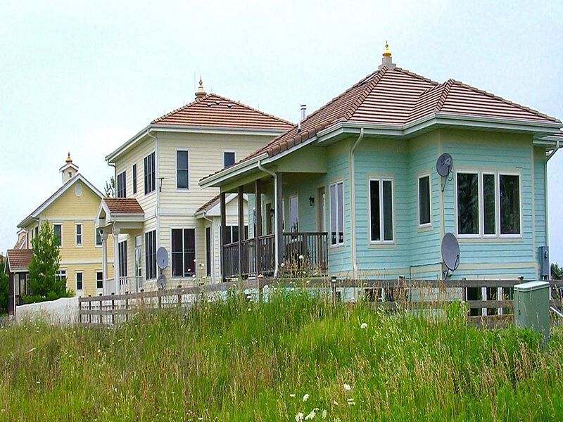 ملف:Homes in MVC, Iowa.JPG