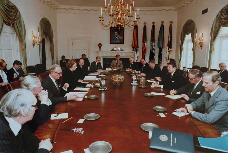 ملف:Reagan-Thatcher cabinet talks.jpg