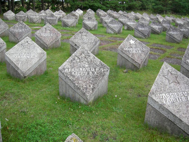 ملف:SovietGravesSaaremaa.JPG