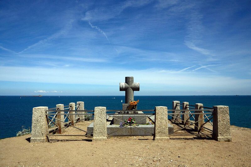 ملف:Tombeau de Chateaubriand (front).JPG