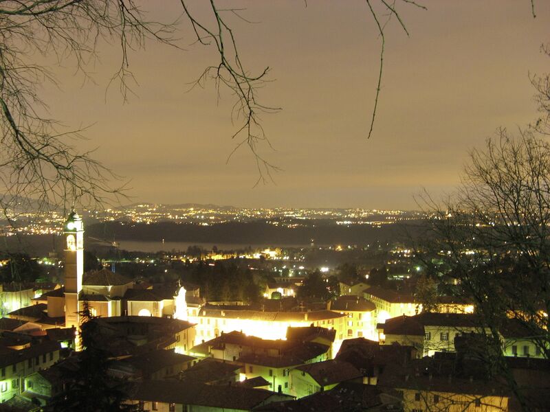 ملف:Albavilla night.JPG