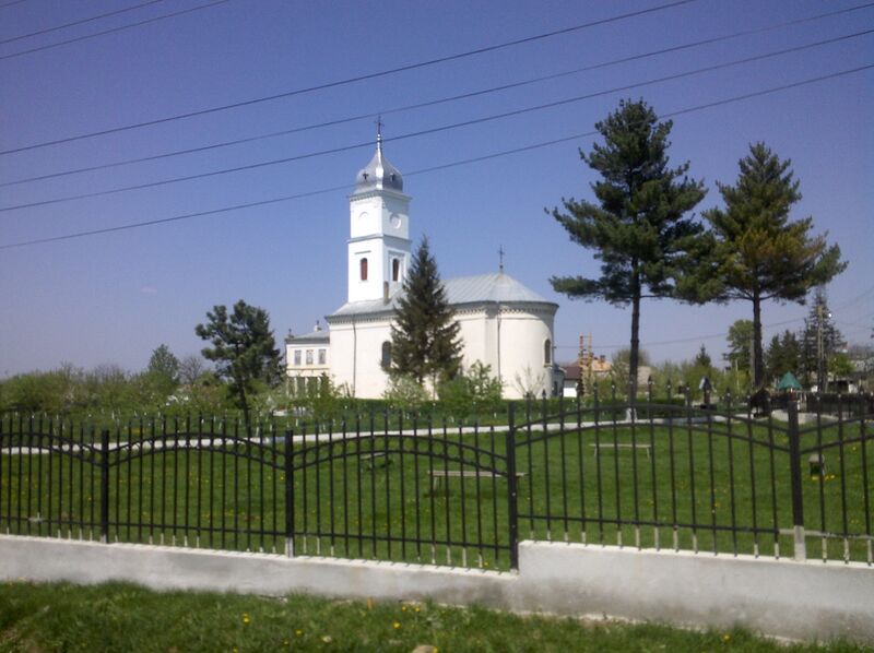 ملف:Biserica Trifesti Neamt.jpg