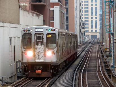 Cottage Grove-bound train approaching Roosevelt station, December 2018.JPG