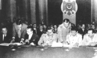 توقيع اتفاقية الجلاء عام 1956 بين مصر وبريطانيا.