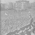 الرئيس جمال عبد الناصر يلوح بيديه للشعب