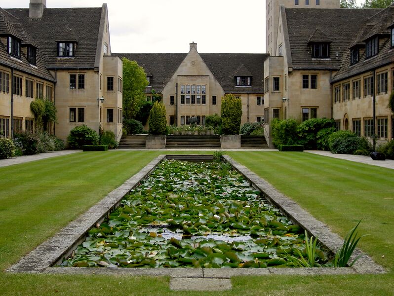 ملف:Nuffield College lower quadrangle.jpg