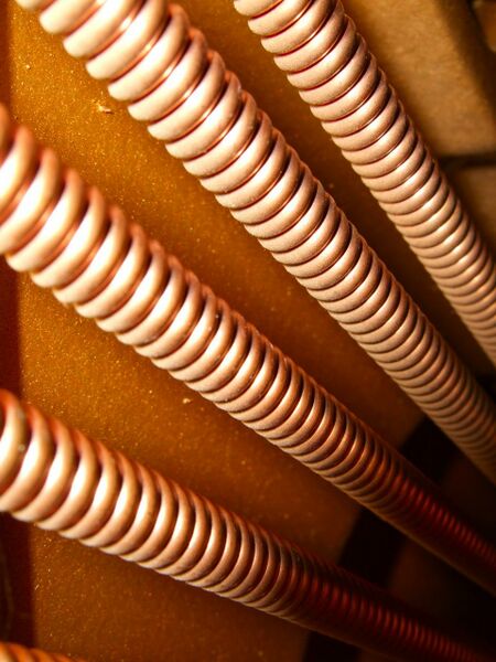 ملف:Piano string detail2.JPG