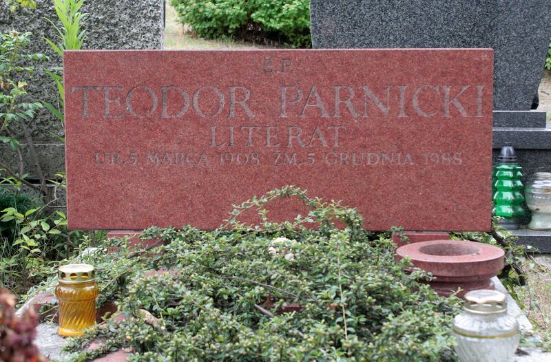 ملف:Tedoro Parnicki's grave.jpg